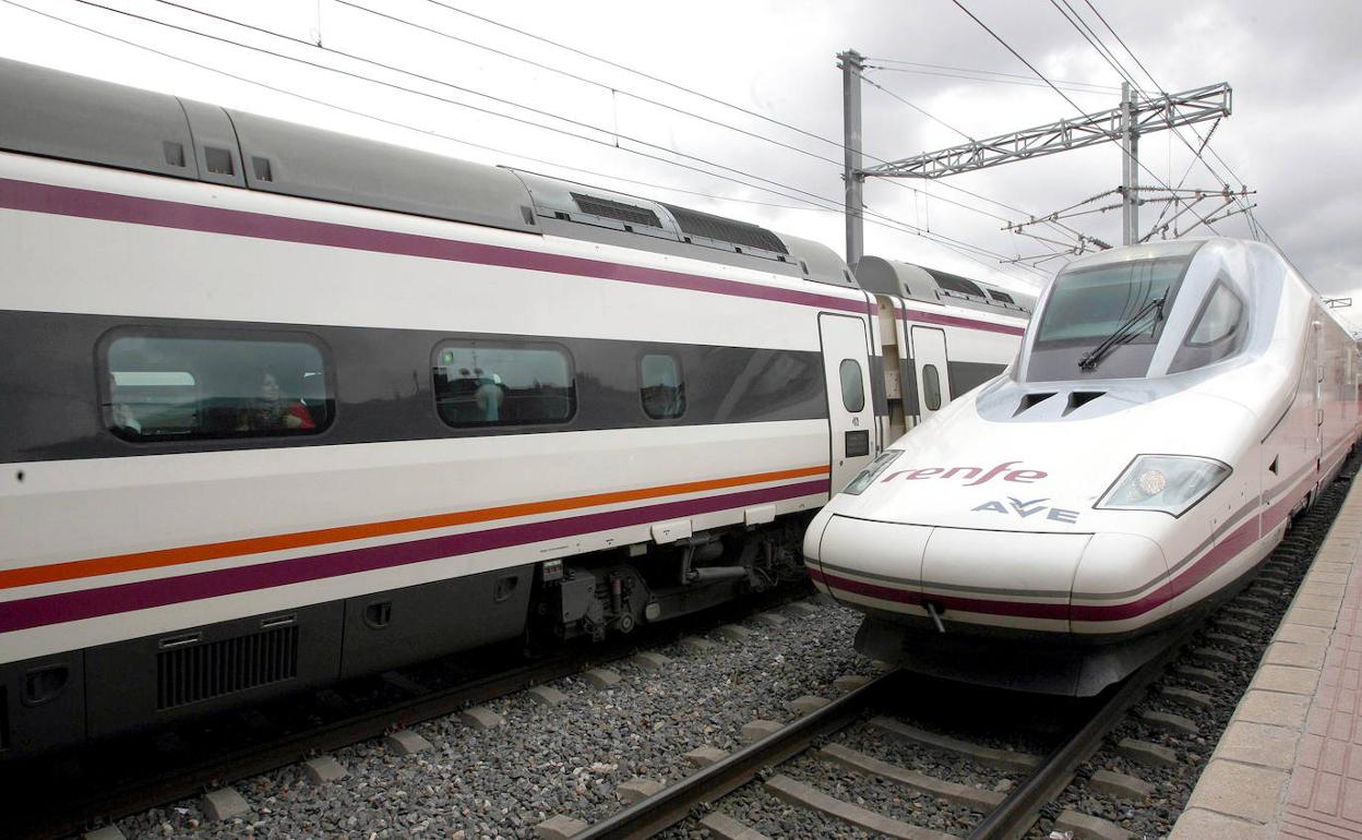 Llegada de un AVE a la estación de Campo Grande, en Valladolid.