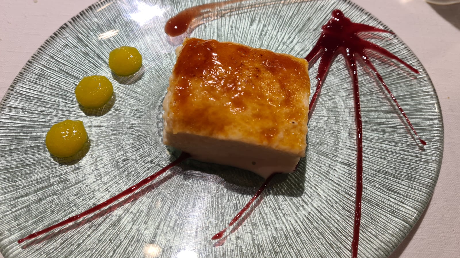 Torrija caramelizada de brioche con mermelada de ciruela y franbuesa