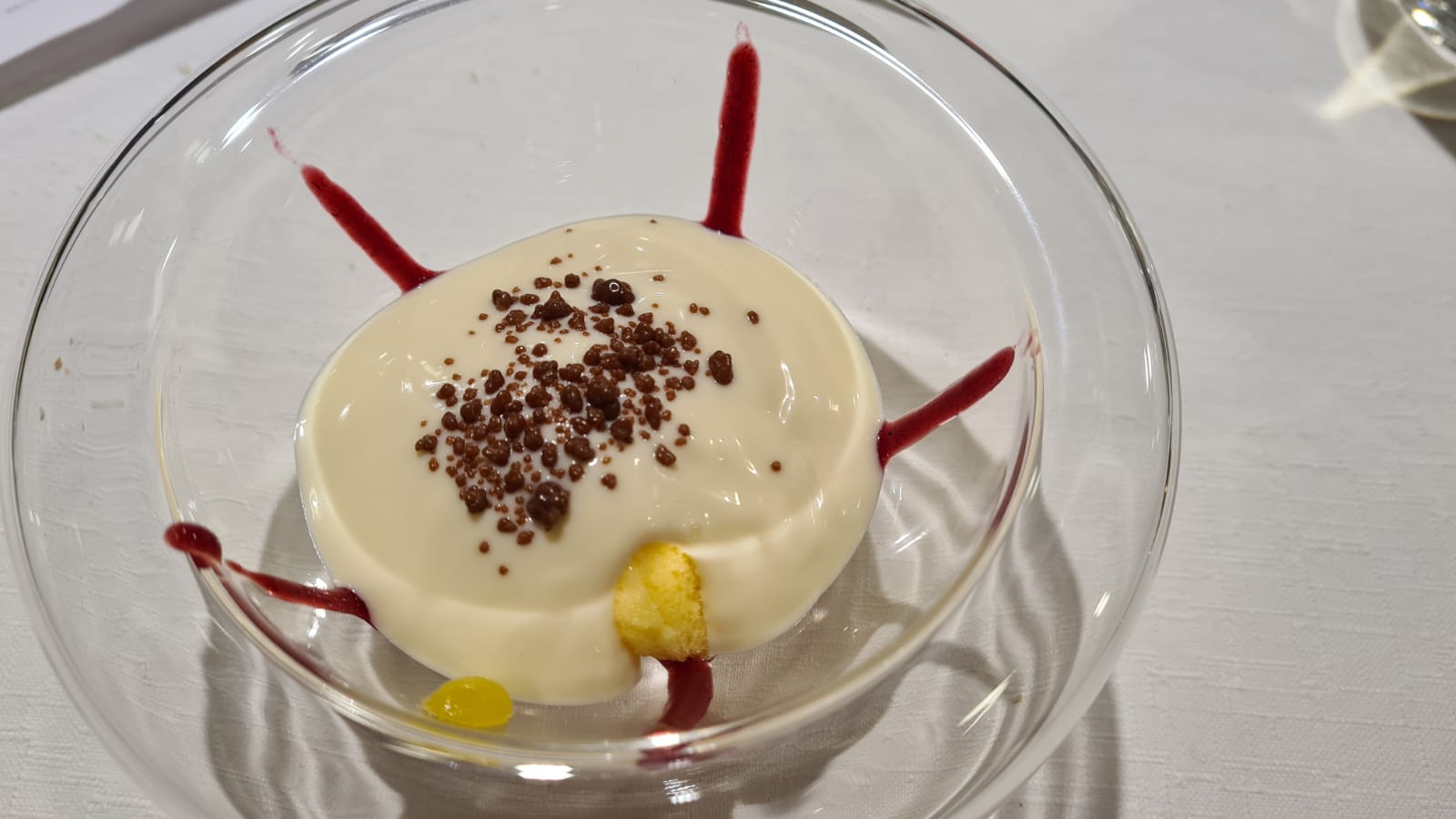 Helado de maracuyá con sopa de chocolate blanco y petazeta de chocolate