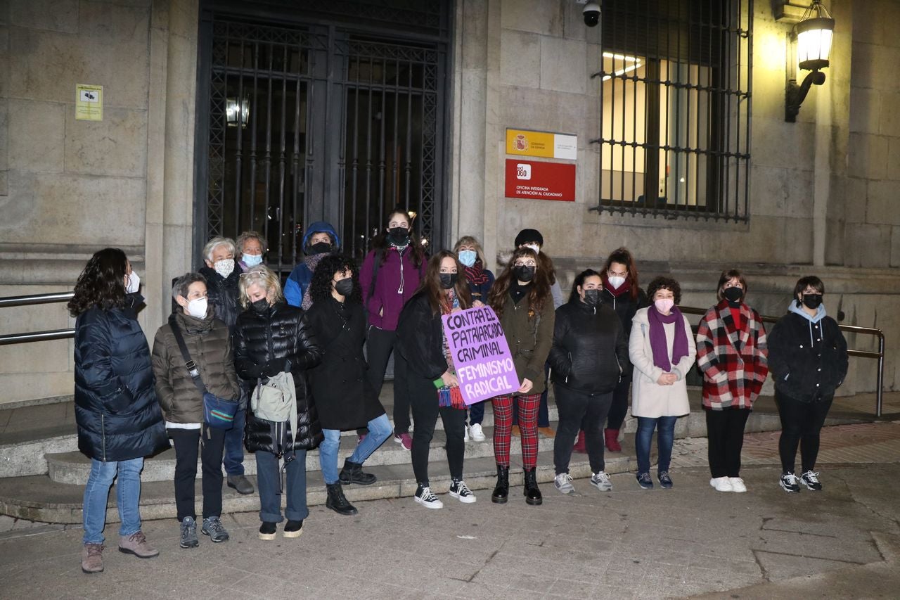 Concentración en León por un ocio nocturno seguro para las mujeres y contra los delitos de violación por sumisión química. 