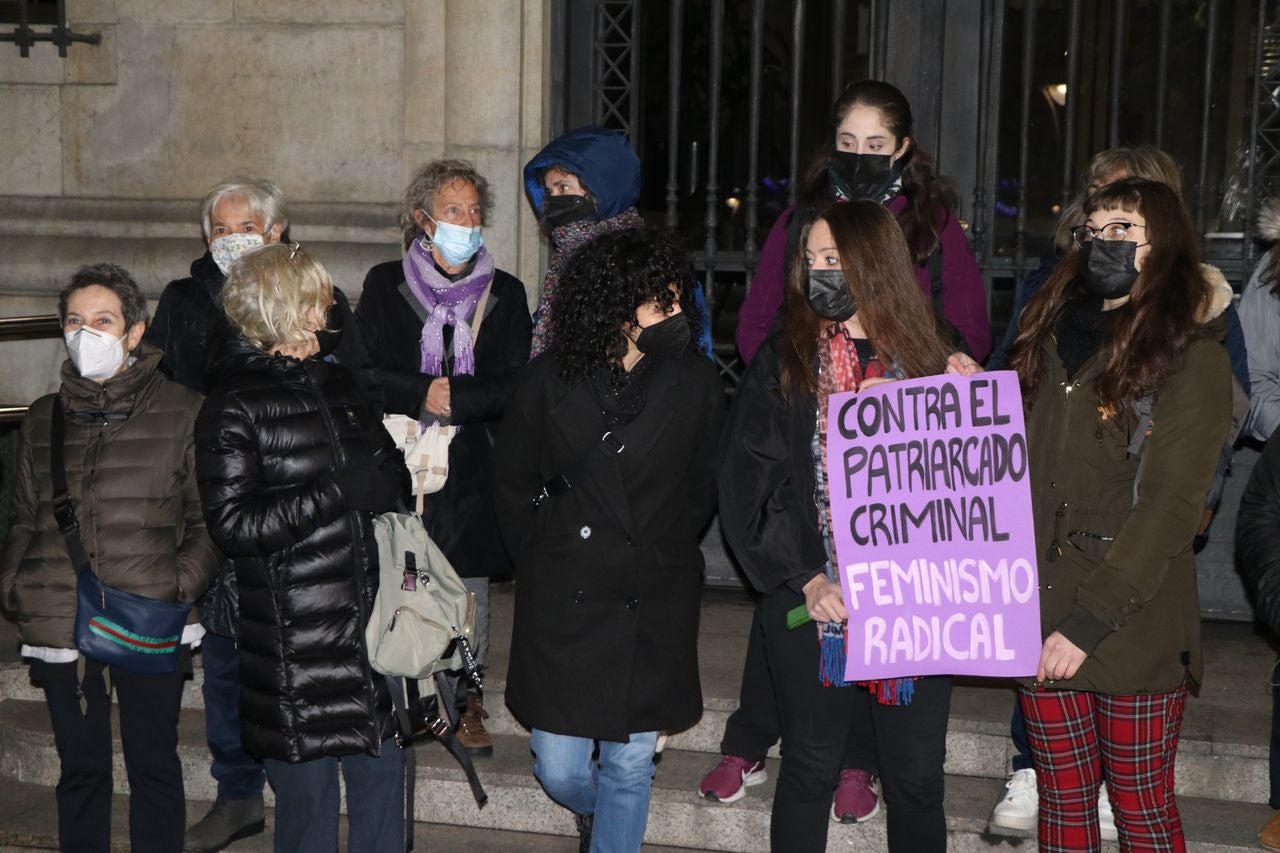 Concentración en León por un ocio nocturno seguro para las mujeres y contra los delitos de violación por sumisión química. 