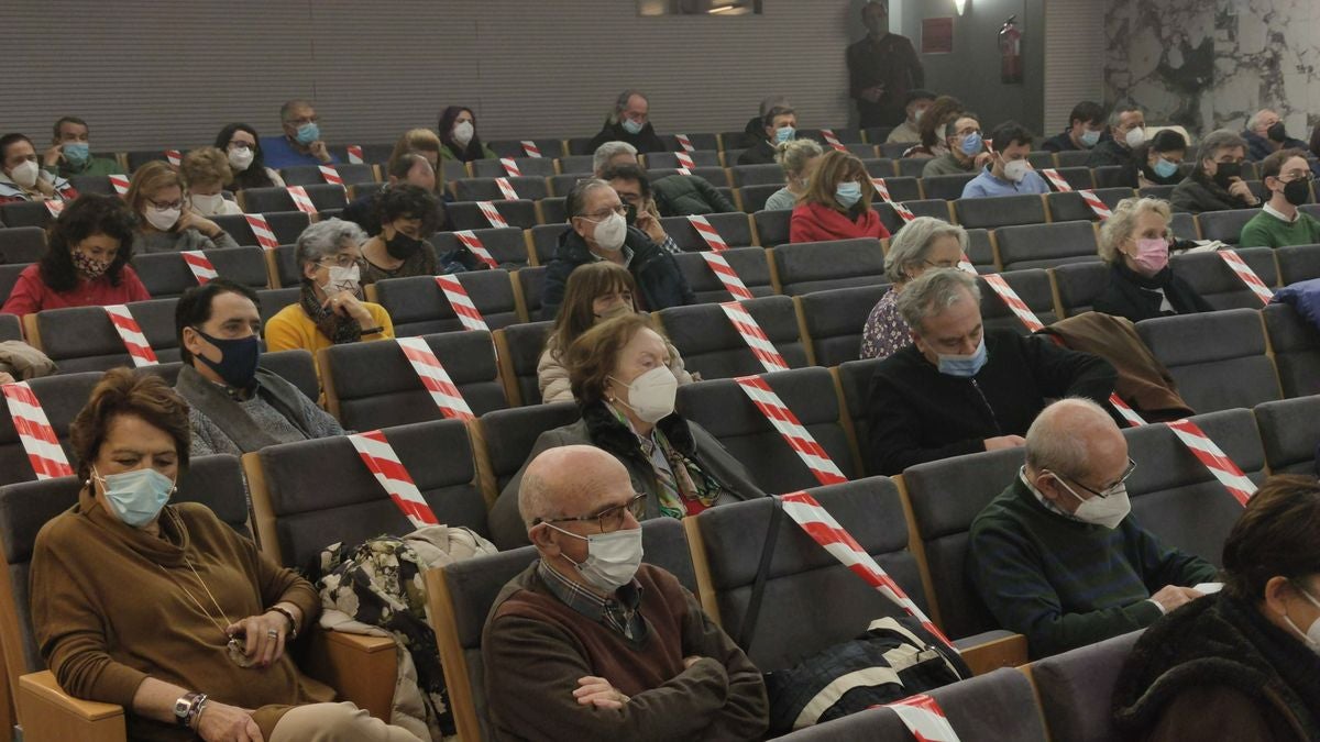El salón de actos del Ayuntamiento de León ha acogido la presentación del libro conmemorativo del 175 aniversario del Instituto Padre Isla.
