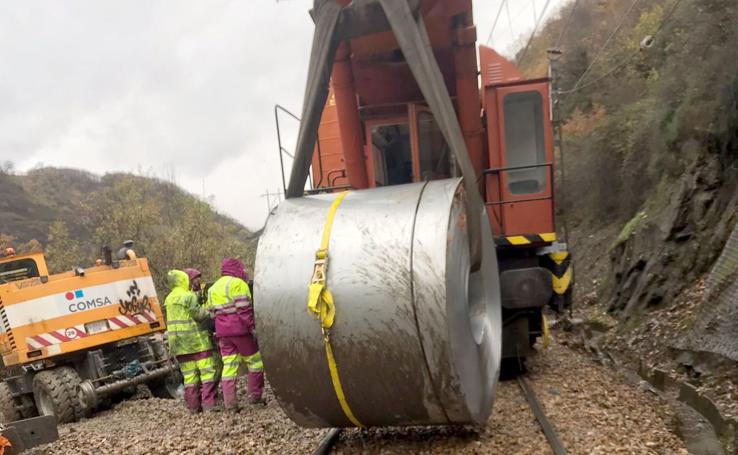 Más de 50 trabajadores han hecho posible restablecer el servicio ferroviario con jornadas de tres turnos diarios, cubriendo las 24 horas, en una zona de difícil acceso por su orografía y con condiciones atmosféricas adversas. 