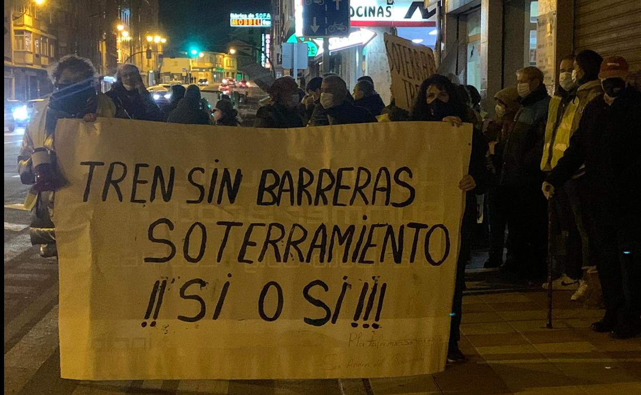 Los vecinos de San Andrés del Rabanedo recuerdan al gobierno centra su compromiso de soterrar las vías ferroviarias. 