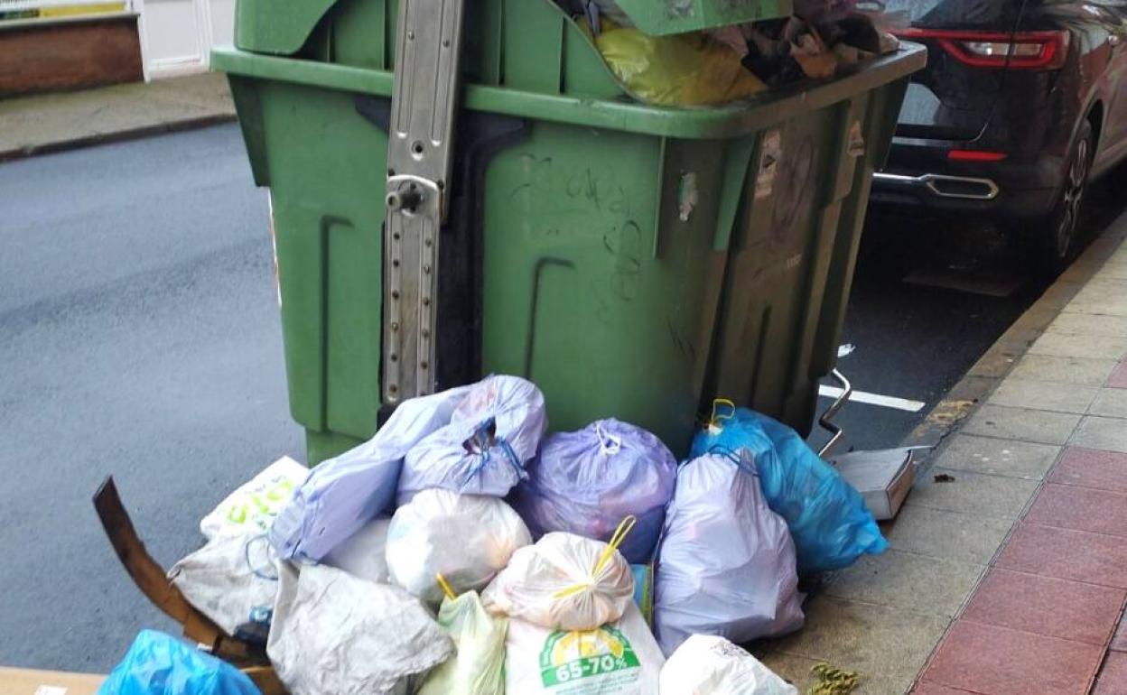 Basura acumulada a los pies de un contenedor en el municipio de San Andrés del Rabanedo. 