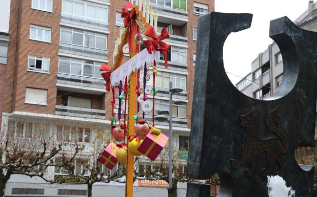 Galería. El ramo leonés decora la plaza de las Cortes en León capital. 