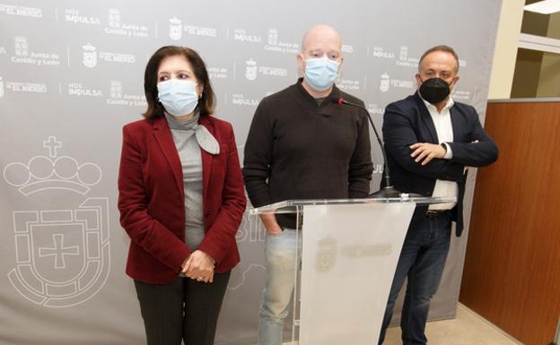 El presidente del Consejo, la presidenta de la DO Bierzo y el director técnico de los sellos de calidad, en la presentación de la campaña.