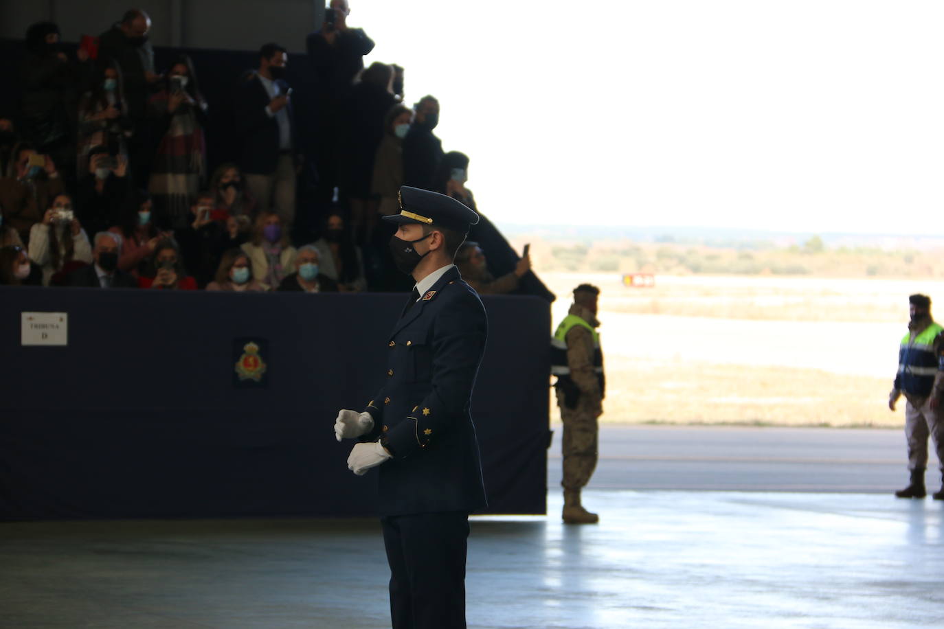 La Academia Básica del Aire recupera tras el parón por la pandemia los actos conmemorativos en honor a la patrona del Ejército del Aire | 312 Caballeros y Damas alumnos juraron fidelidad a la Bandera en un acto sin besos pero cargado de emoción.