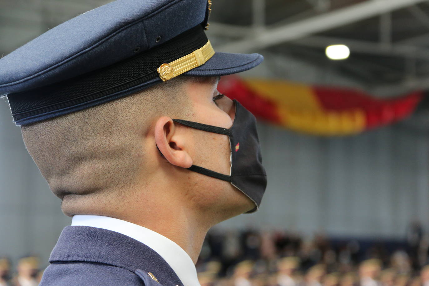 La Academia Básica del Aire recupera tras el parón por la pandemia los actos conmemorativos en honor a la patrona del Ejército del Aire | 312 Caballeros y Damas alumnos juraron fidelidad a la Bandera en un acto sin besos pero cargado de emoción.