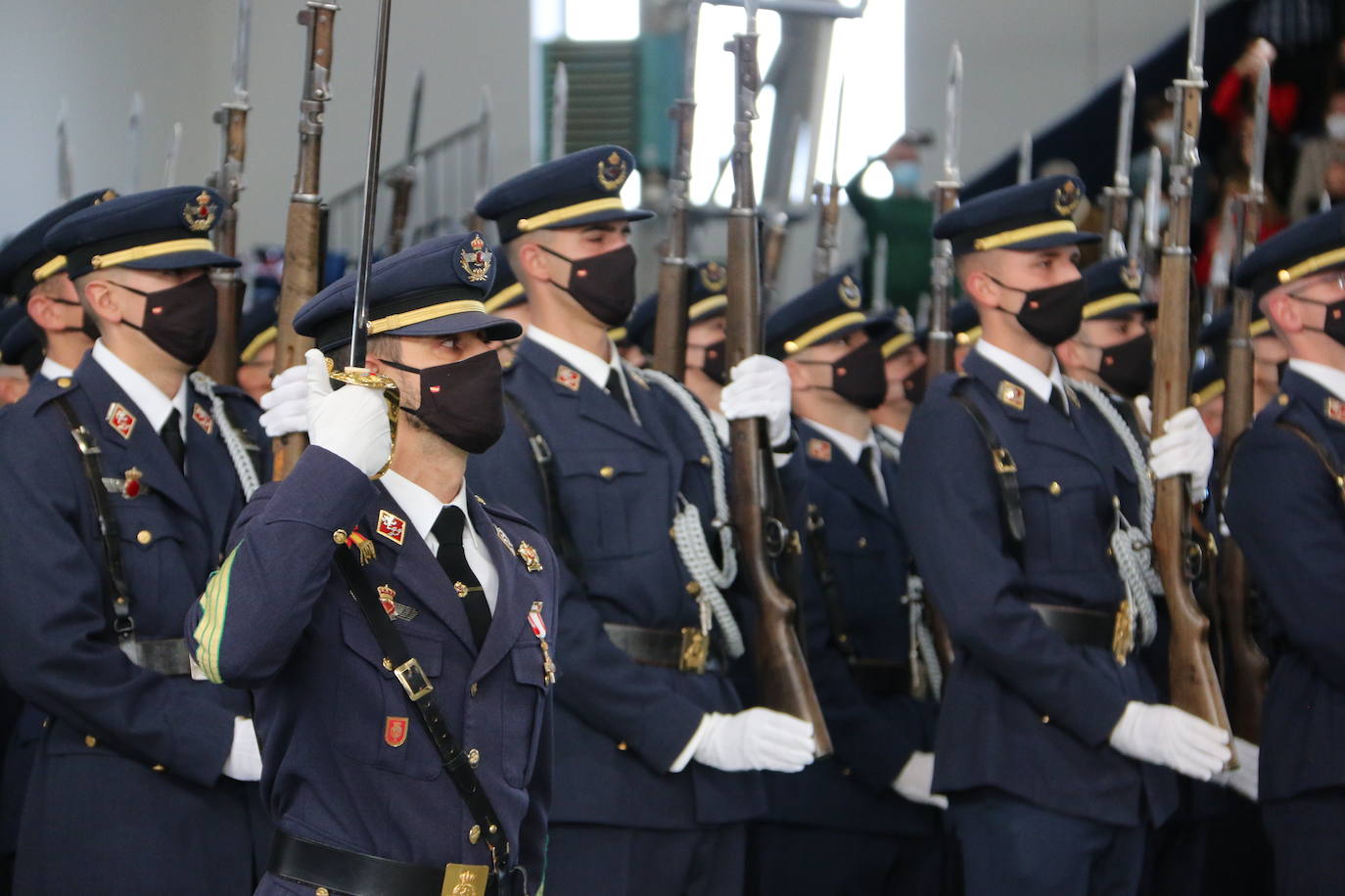 La Academia Básica del Aire recupera tras el parón por la pandemia los actos conmemorativos en honor a la patrona del Ejército del Aire | 312 Caballeros y Damas alumnos juraron fidelidad a la Bandera en un acto sin besos pero cargado de emoción.