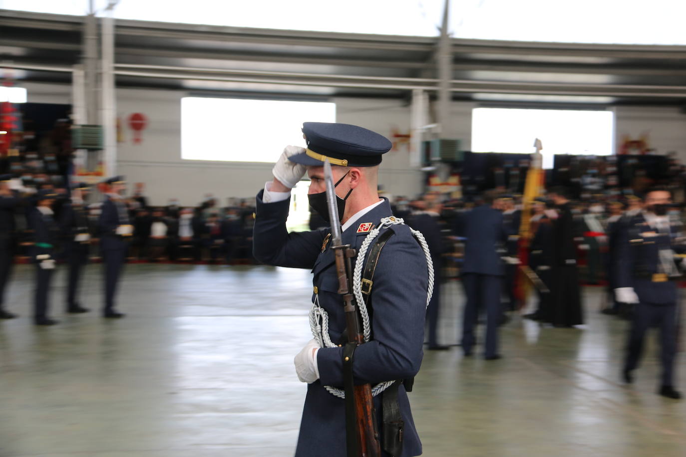 La Academia Básica del Aire recupera tras el parón por la pandemia los actos conmemorativos en honor a la patrona del Ejército del Aire | 312 Caballeros y Damas alumnos juraron fidelidad a la Bandera en un acto sin besos pero cargado de emoción.