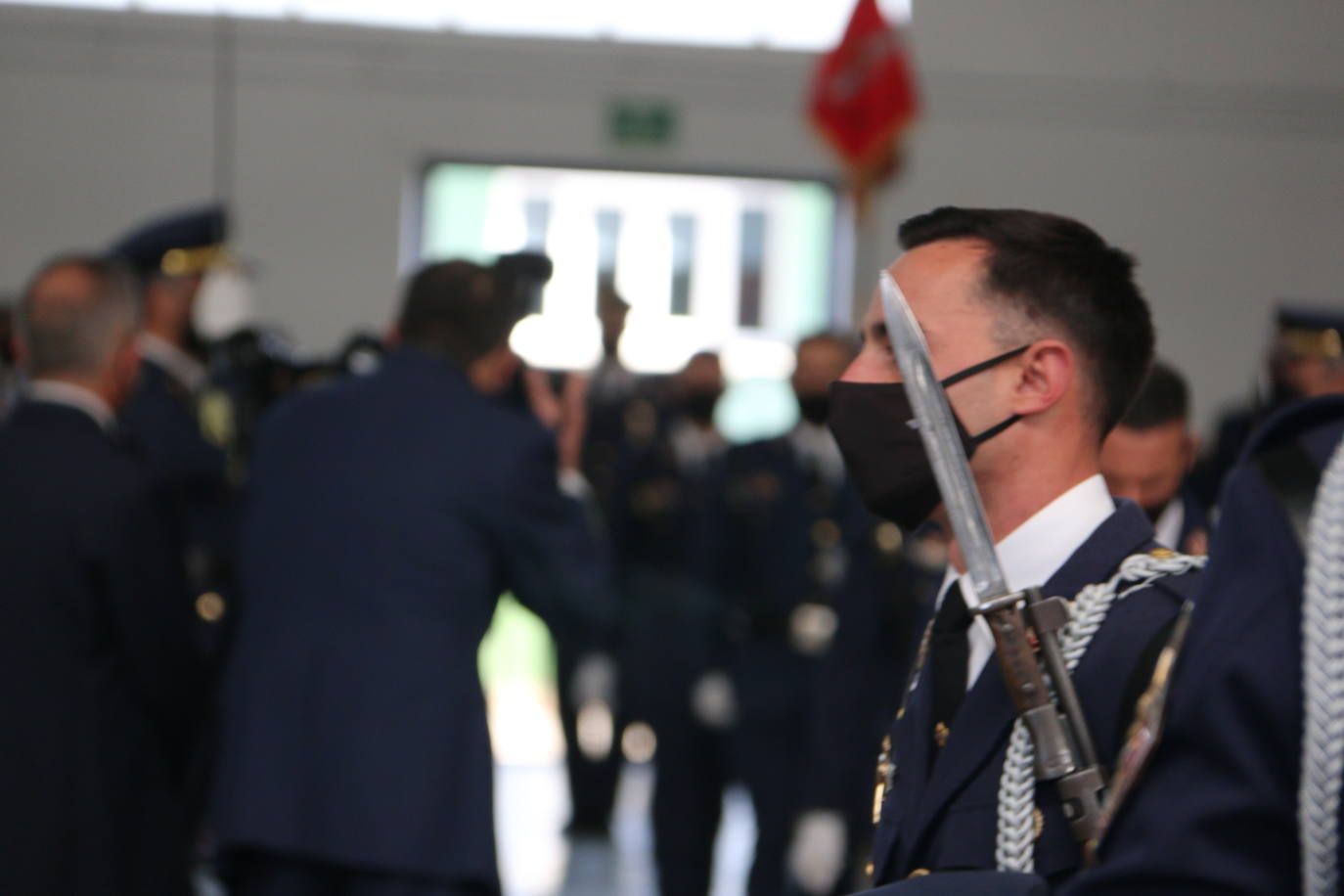 La Academia Básica del Aire recupera tras el parón por la pandemia los actos conmemorativos en honor a la patrona del Ejército del Aire | 312 Caballeros y Damas alumnos juraron fidelidad a la Bandera en un acto sin besos pero cargado de emoción.