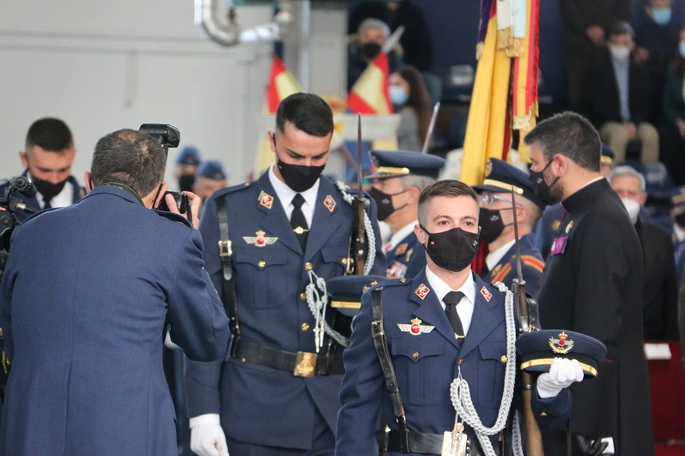 La Academia Básica del Aire recupera tras el parón por la pandemia los actos conmemorativos en honor a la patrona del Ejército del Aire | 312 Caballeros y Damas alumnos juraron fidelidad a la Bandera en un acto sin besos pero cargado de emoción.