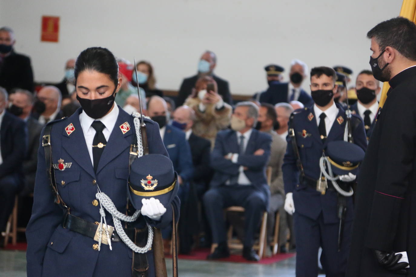 La Academia Básica del Aire recupera tras el parón por la pandemia los actos conmemorativos en honor a la patrona del Ejército del Aire | 312 Caballeros y Damas alumnos juraron fidelidad a la Bandera en un acto sin besos pero cargado de emoción.