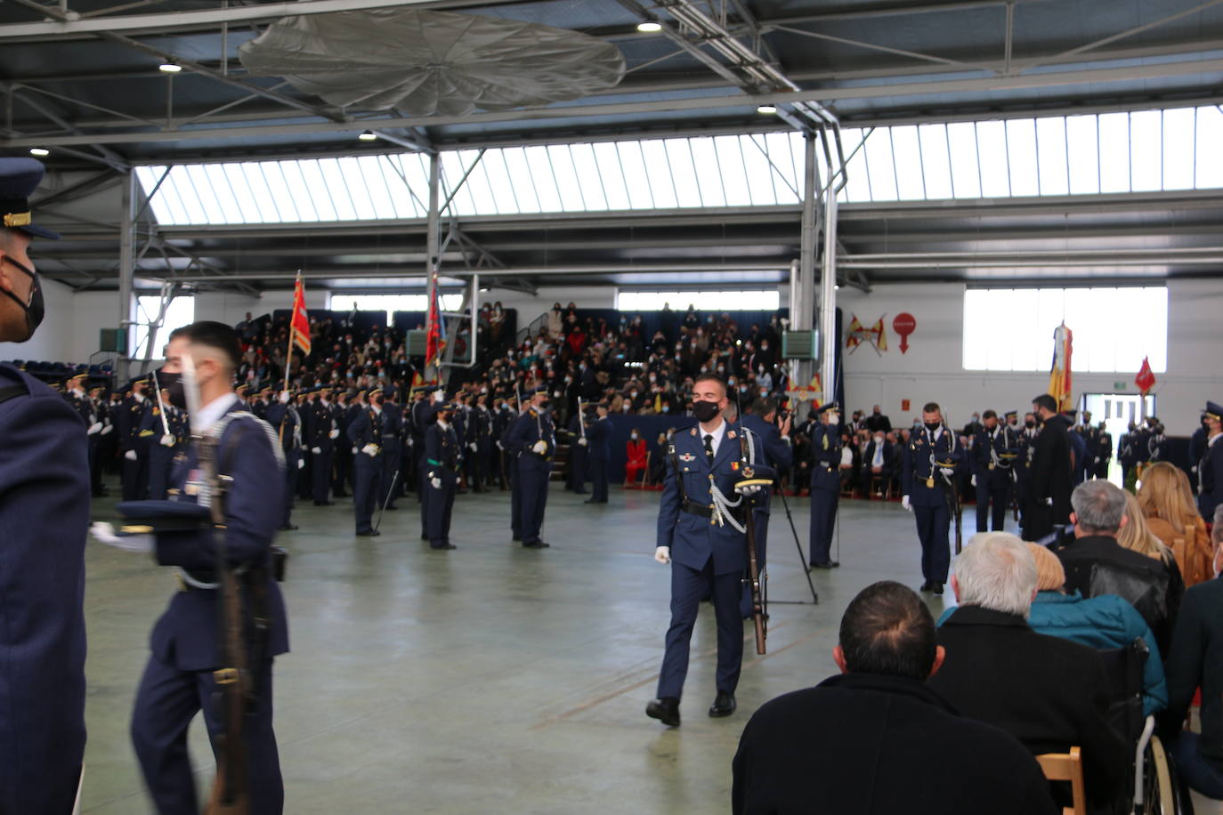 La Academia Básica del Aire recupera tras el parón por la pandemia los actos conmemorativos en honor a la patrona del Ejército del Aire | 312 Caballeros y Damas alumnos juraron fidelidad a la Bandera en un acto sin besos pero cargado de emoción.