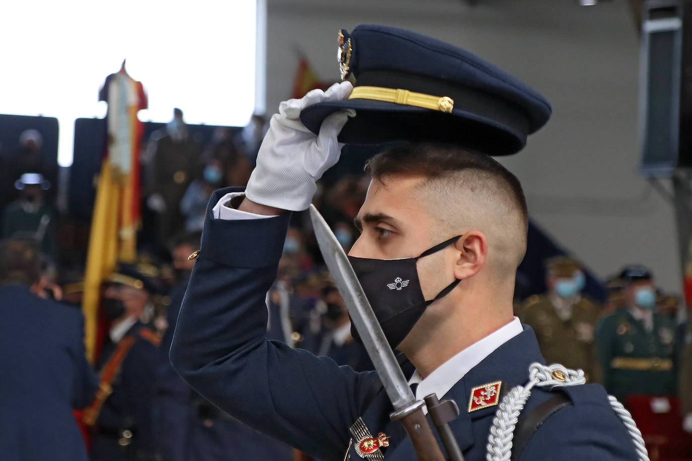 La Academia Básica del Aire recupera tras el parón por la pandemia los actos conmemorativos en honor a la patrona del Ejército del Aire | 312 Caballeros y Damas alumnos juraron fidelidad a la Bandera en un acto sin besos pero cargado de emoción.