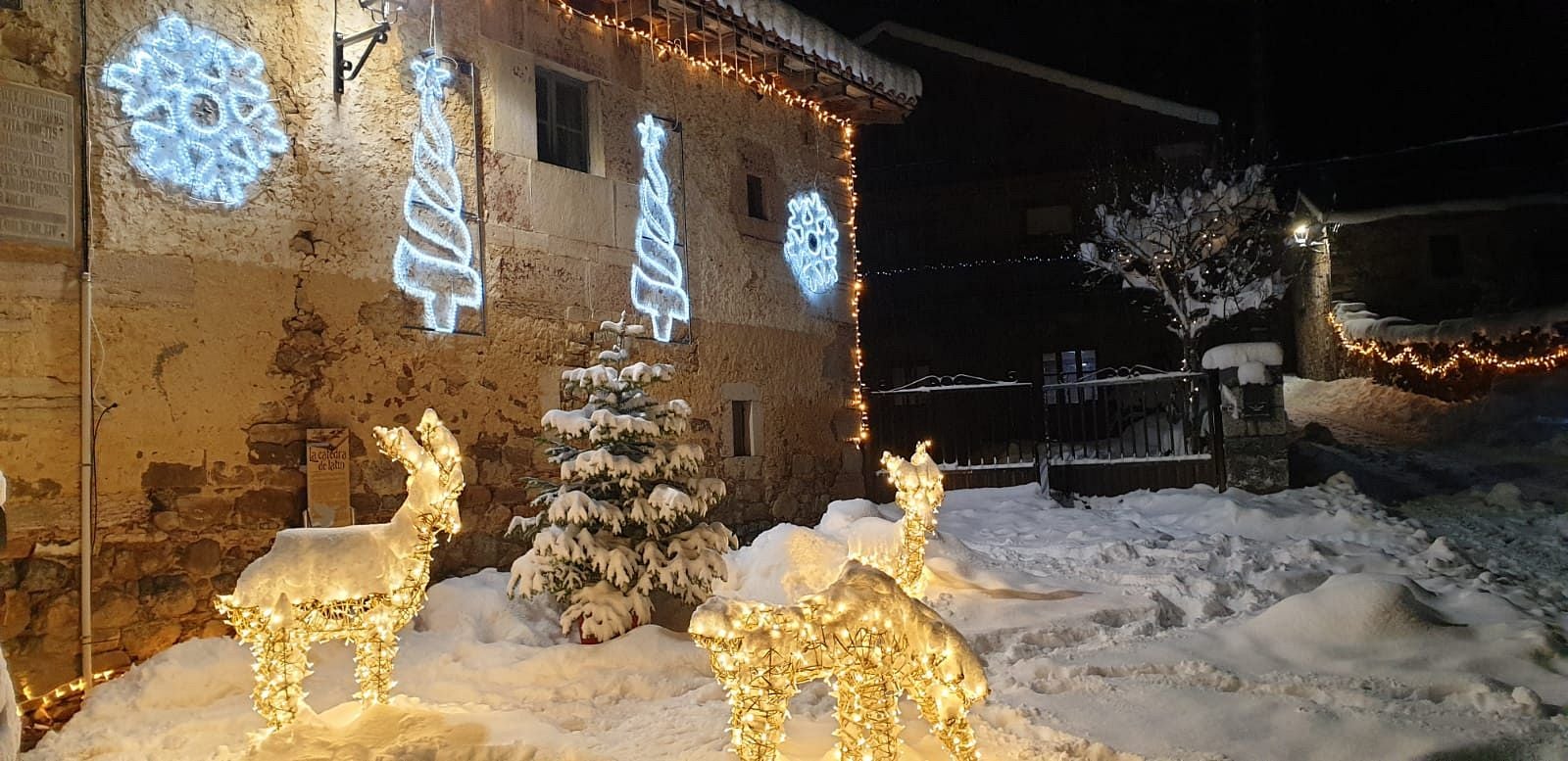 La localidad leonesa de Lois, con 24 adultos y un niño, se convierte en la gran protagonistas de la fecilitación navideña de la compañía eléctrica | La nueva iluminación será regalada a la pedanía como compensación por su participación en la iniciativa. 