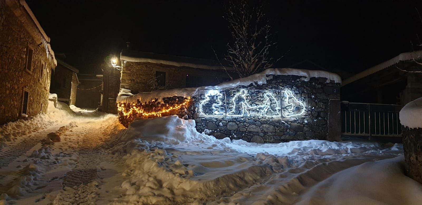 La localidad leonesa de Lois, con 24 adultos y un niño, se convierte en la gran protagonistas de la fecilitación navideña de la compañía eléctrica | La nueva iluminación será regalada a la pedanía como compensación por su participación en la iniciativa. 