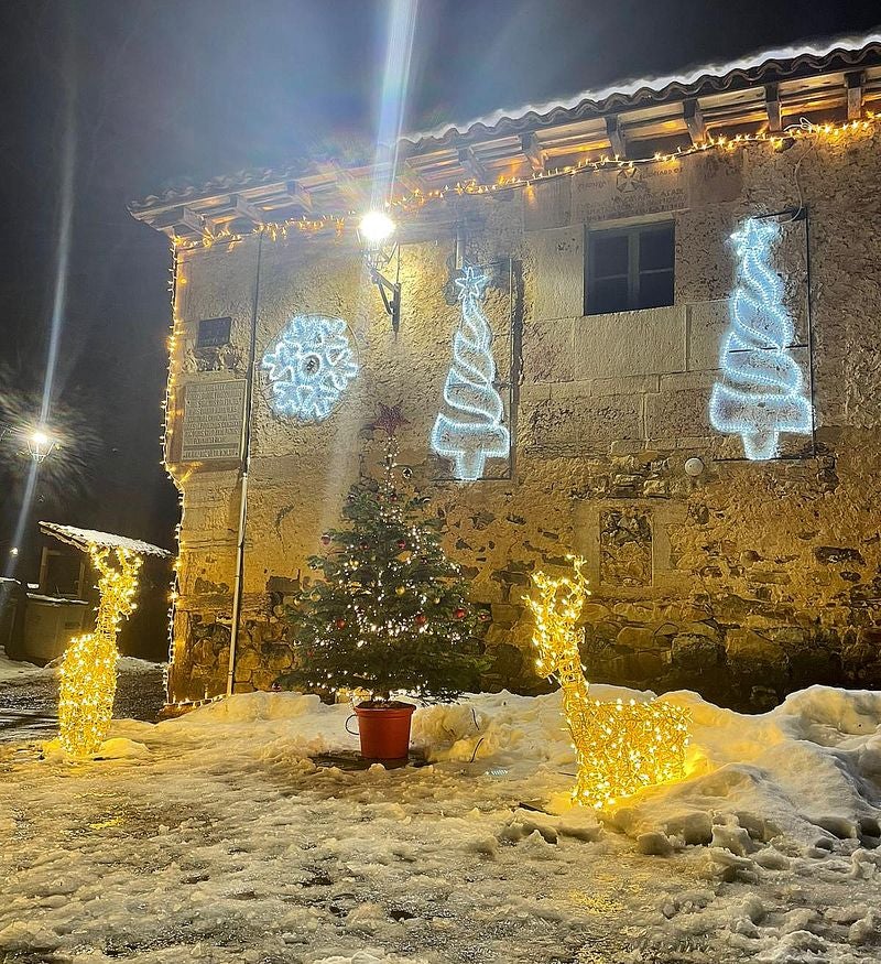 La localidad leonesa de Lois, con 24 adultos y un niño, se convierte en la gran protagonistas de la fecilitación navideña de la compañía eléctrica | La nueva iluminación será regalada a la pedanía como compensación por su participación en la iniciativa. 