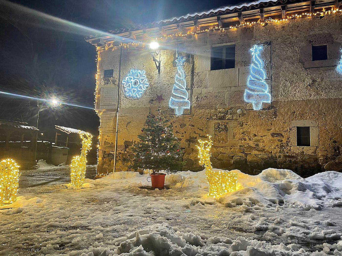 La localidad leonesa de Lois, con 24 adultos y un niño, se convierte en la gran protagonistas de la fecilitación navideña de la compañía eléctrica | La nueva iluminación será regalada a la pedanía como compensación por su participación en la iniciativa. 