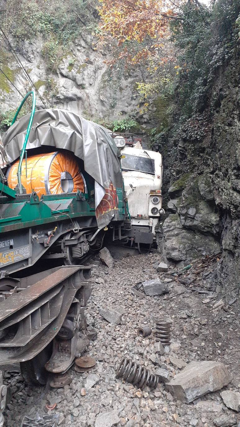 Más de 50 trabajadores han hecho posible restablecer el servicio ferroviario con jornadas de tres turnos diarios, cubriendo las 24 horas, en una zona de difícil acceso por su orografía y con condiciones atmosféricas adversas. 