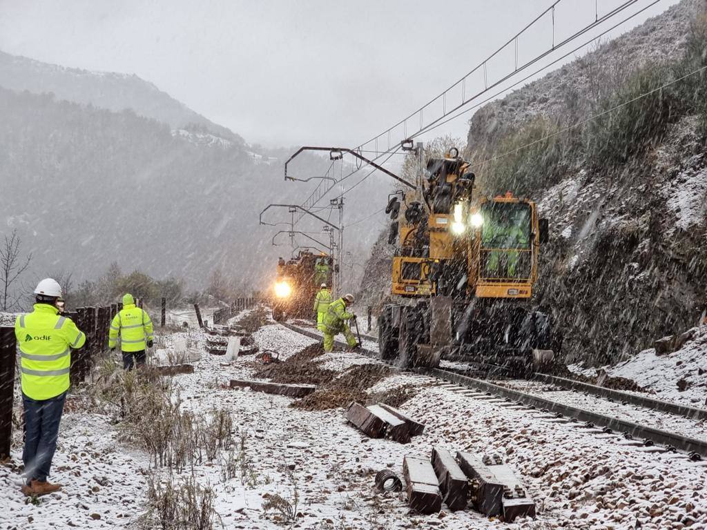 Más de 50 trabajadores han hecho posible restablecer el servicio ferroviario con jornadas de tres turnos diarios, cubriendo las 24 horas, en una zona de difícil acceso por su orografía y con condiciones atmosféricas adversas. 