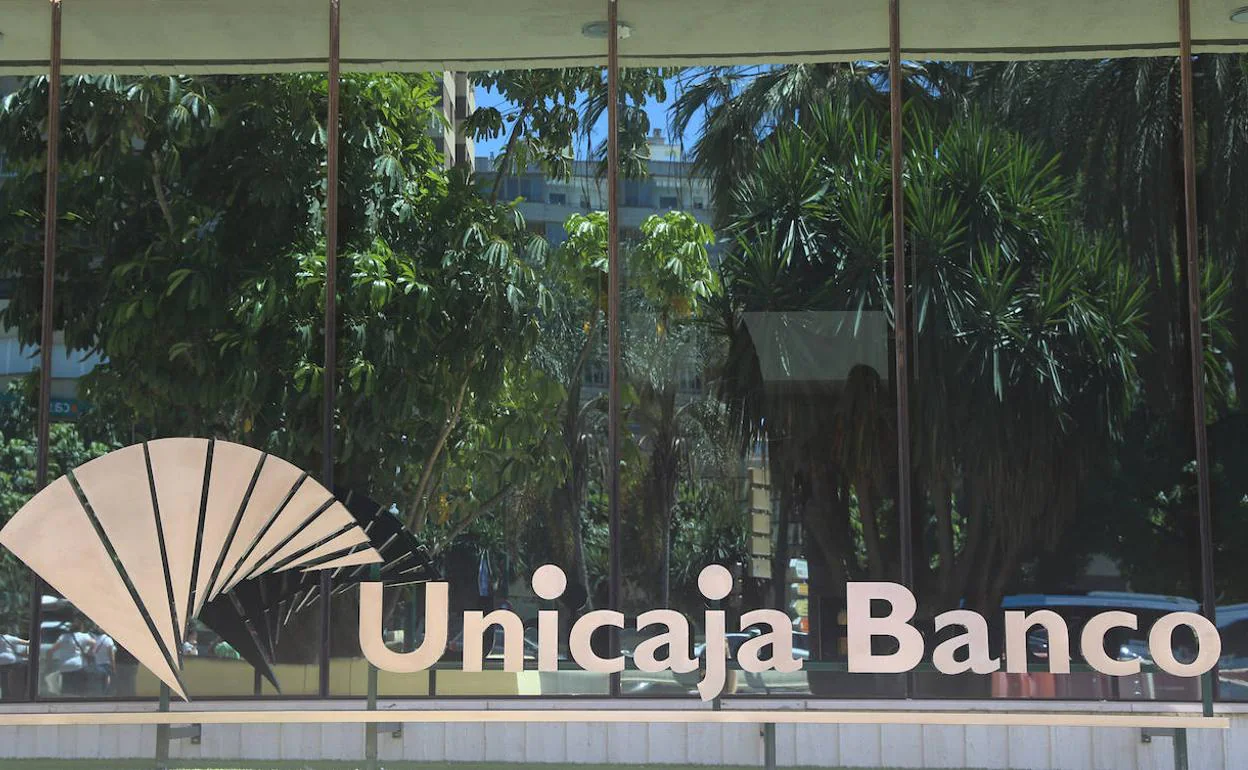 Logo de Unicaja Banco en la entrada a una de sus sedes. 