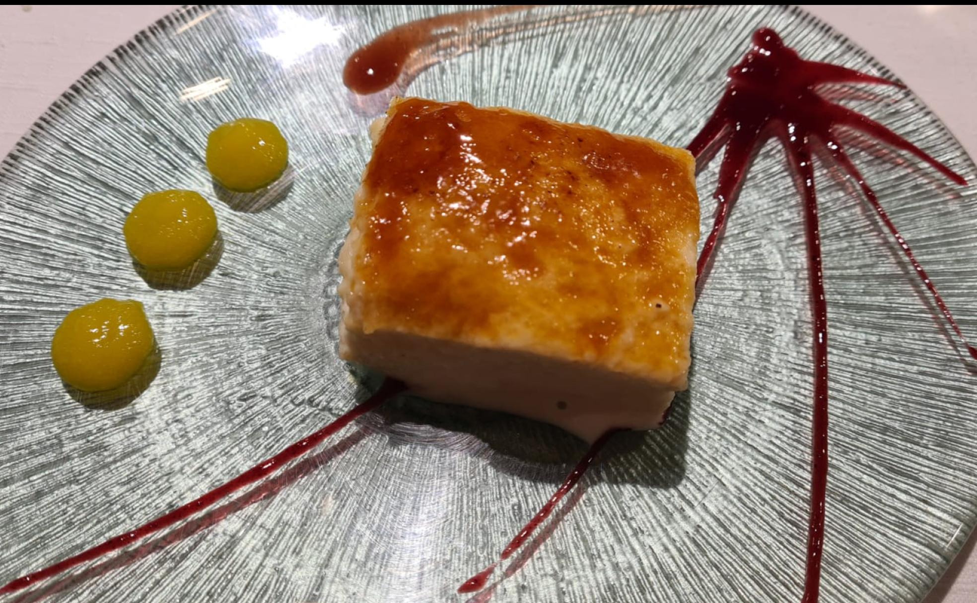 Imagen de uno de los platos que sirven del menú degustación de El Buche. Torrija de brioche caramelizada con mermeladas de frambuesa y ciruela.