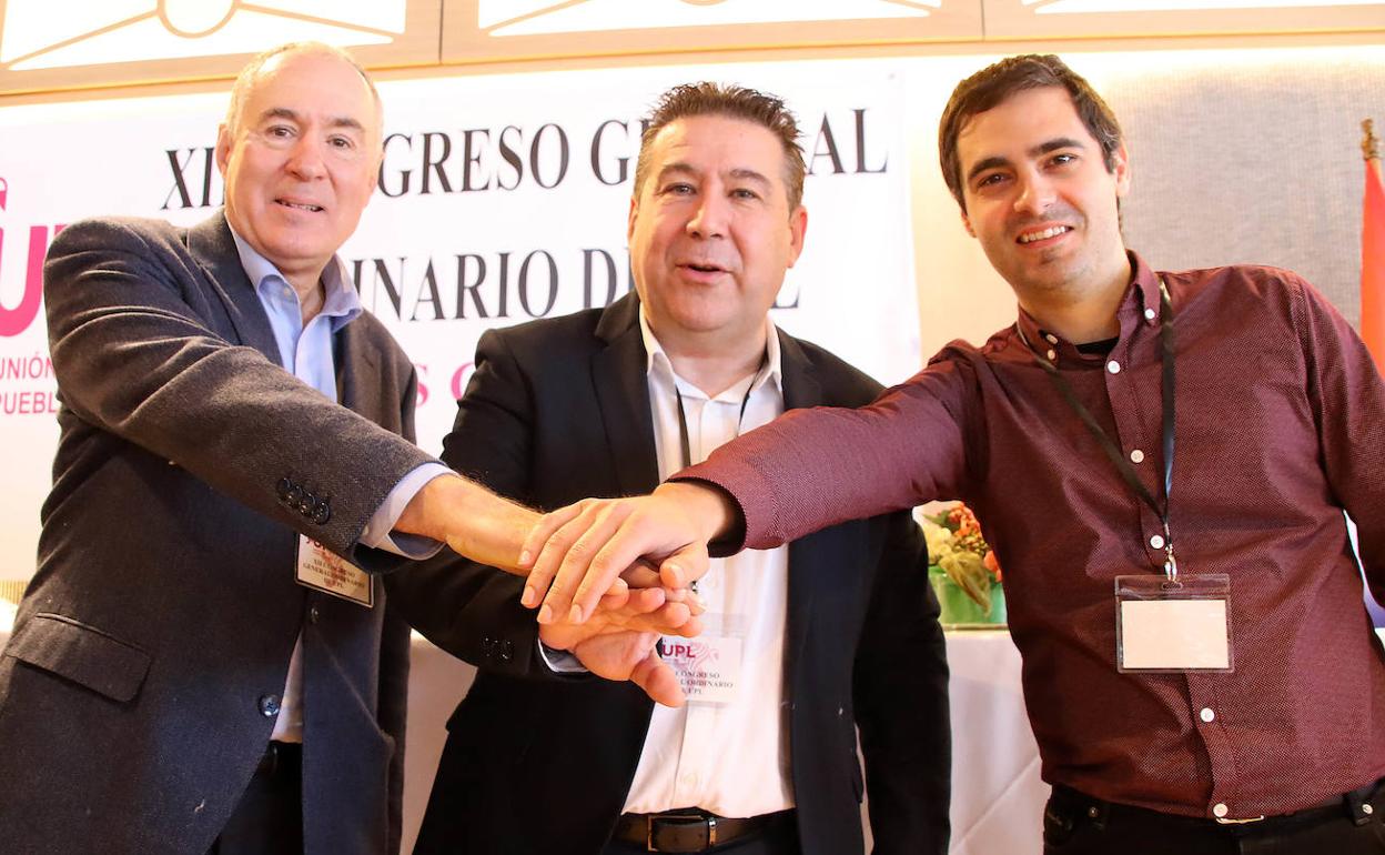 El secretario general de UPL, Luis Mariano Santos, y el vicesecretario, Eduardo López Sendino con Carlos Javier Salgado, nuevo presidente.