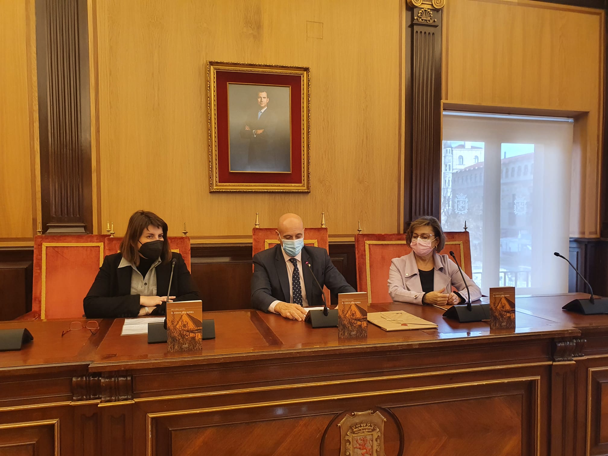 La poeta María Dolores López Maxtell recibe el galardón literario 'XVLVII Premio Nacional de Poesía Antonio González de Lama' de manos del alcalde de León, José Antonio Diez, y la concejala de Acción y Promoción Cultural, Evelia Fernández.