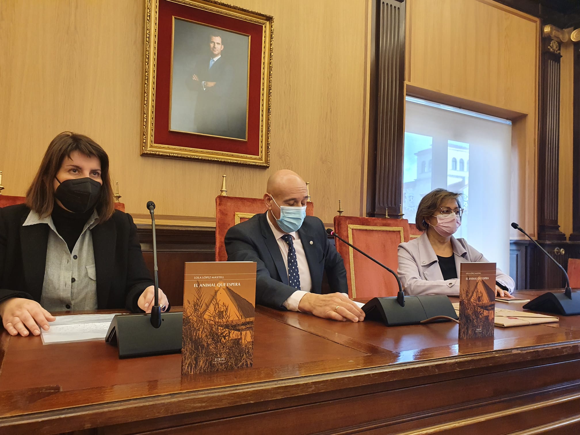 La poeta María Dolores López Maxtell recibe el galardón literario 'XVLVII Premio Nacional de Poesía Antonio González de Lama' de manos del alcalde de León, José Antonio Diez, y la concejala de Acción y Promoción Cultural, Evelia Fernández.
