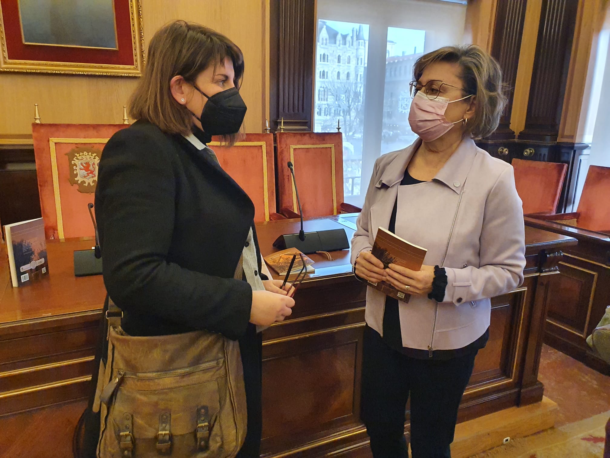 La poeta María Dolores López Maxtell recibe el galardón literario 'XVLVII Premio Nacional de Poesía Antonio González de Lama' de manos del alcalde de León, José Antonio Diez, y la concejala de Acción y Promoción Cultural, Evelia Fernández.