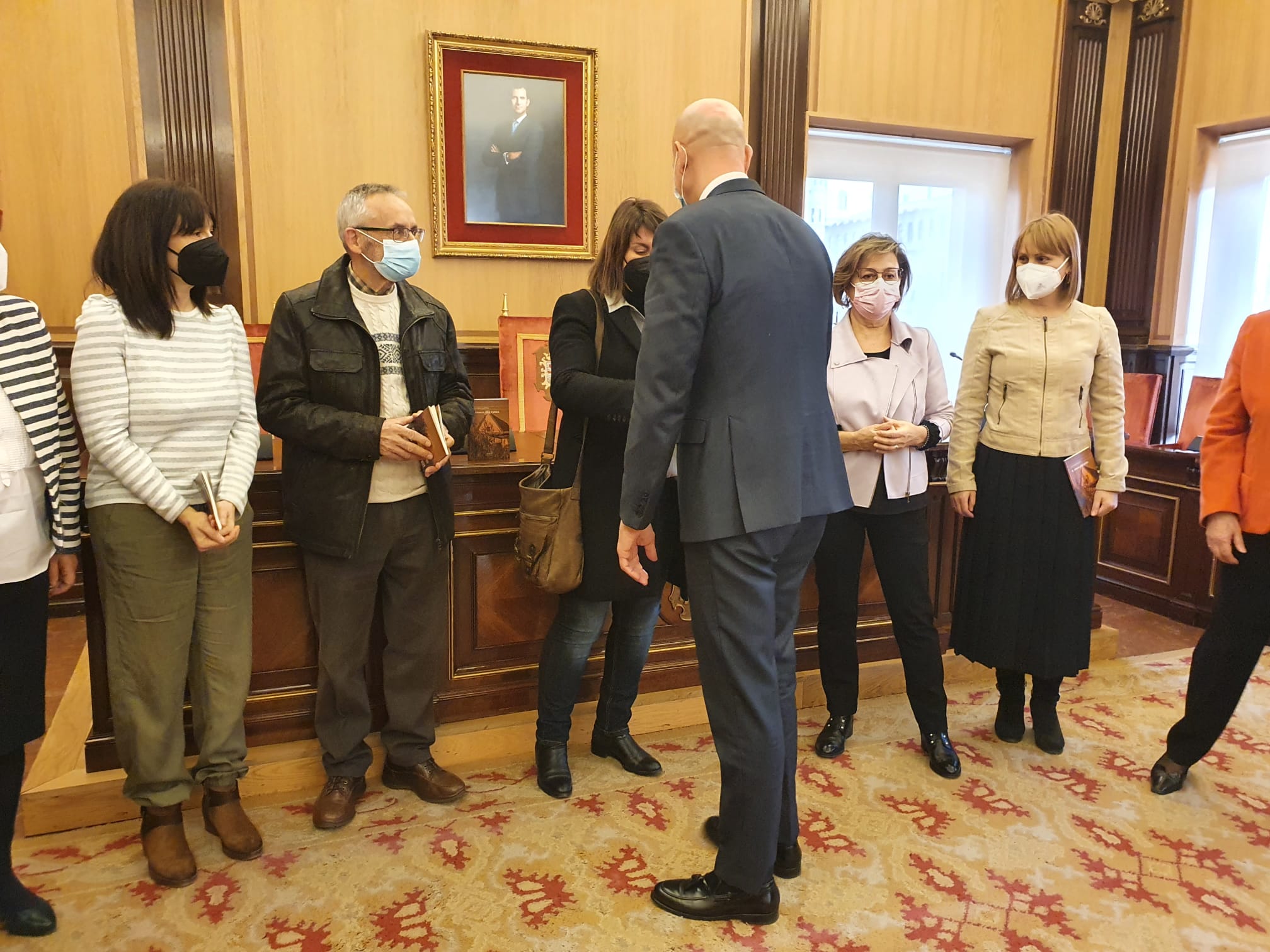 La poeta María Dolores López Maxtell recibe el galardón literario 'XVLVII Premio Nacional de Poesía Antonio González de Lama' de manos del alcalde de León, José Antonio Diez, y la concejala de Acción y Promoción Cultural, Evelia Fernández.