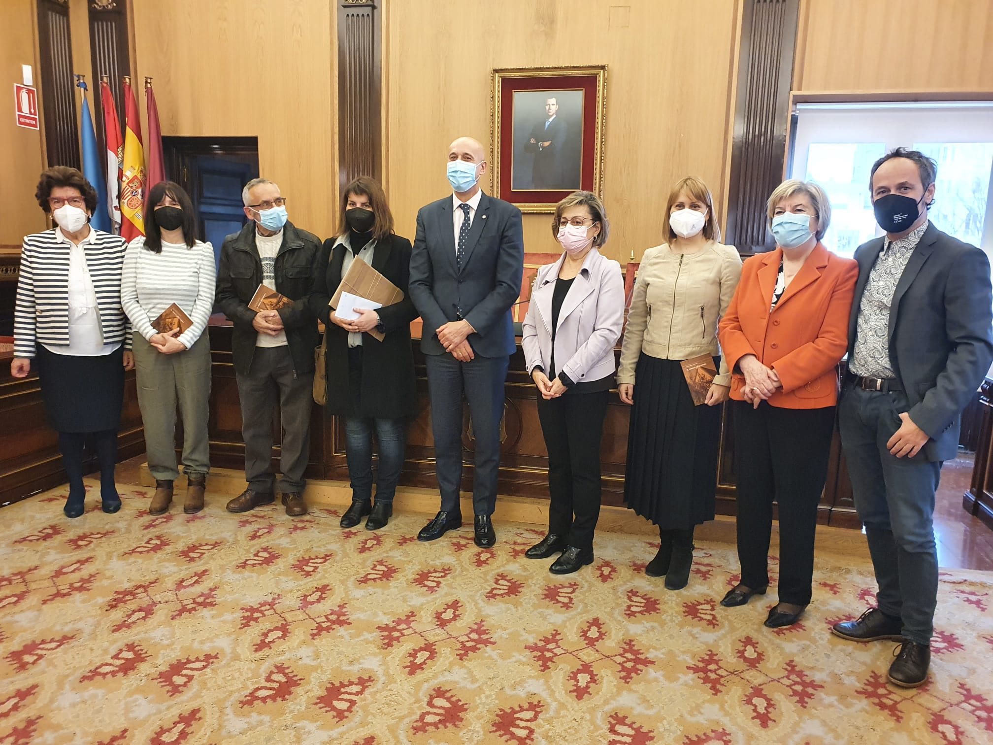 La poeta María Dolores López Maxtell recibe el galardón literario 'XVLVII Premio Nacional de Poesía Antonio González de Lama' de manos del alcalde de León, José Antonio Diez, y la concejala de Acción y Promoción Cultural, Evelia Fernández.
