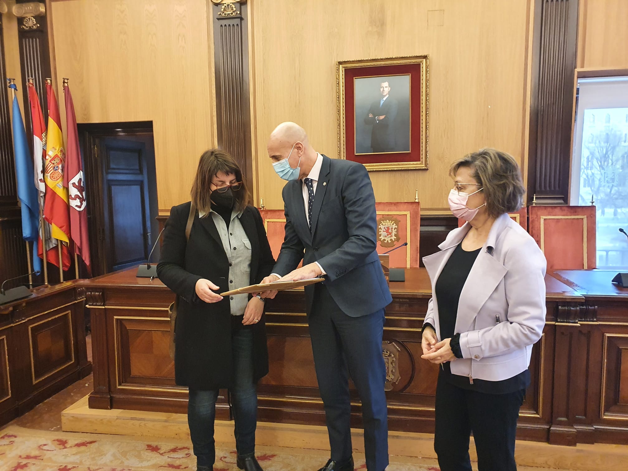 La poeta María Dolores López Maxtell recibe el galardón literario 'XVLVII Premio Nacional de Poesía Antonio González de Lama' de manos del alcalde de León, José Antonio Diez, y la concejala de Acción y Promoción Cultural, Evelia Fernández.