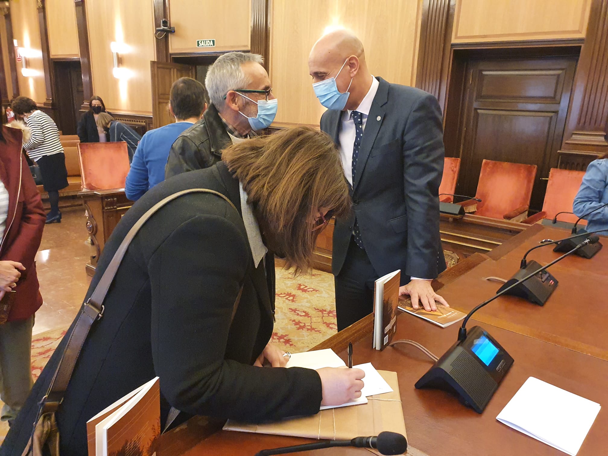 La poeta María Dolores López Maxtell recibe el galardón literario 'XVLVII Premio Nacional de Poesía Antonio González de Lama' de manos del alcalde de León, José Antonio Diez, y la concejala de Acción y Promoción Cultural, Evelia Fernández.