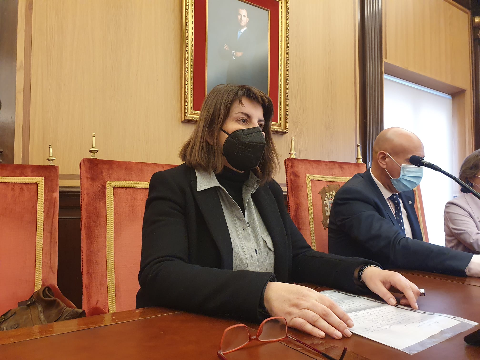 La poeta María Dolores López Maxtell recibe el galardón literario 'XVLVII Premio Nacional de Poesía Antonio González de Lama' de manos del alcalde de León, José Antonio Diez, y la concejala de Acción y Promoción Cultural, Evelia Fernández.
