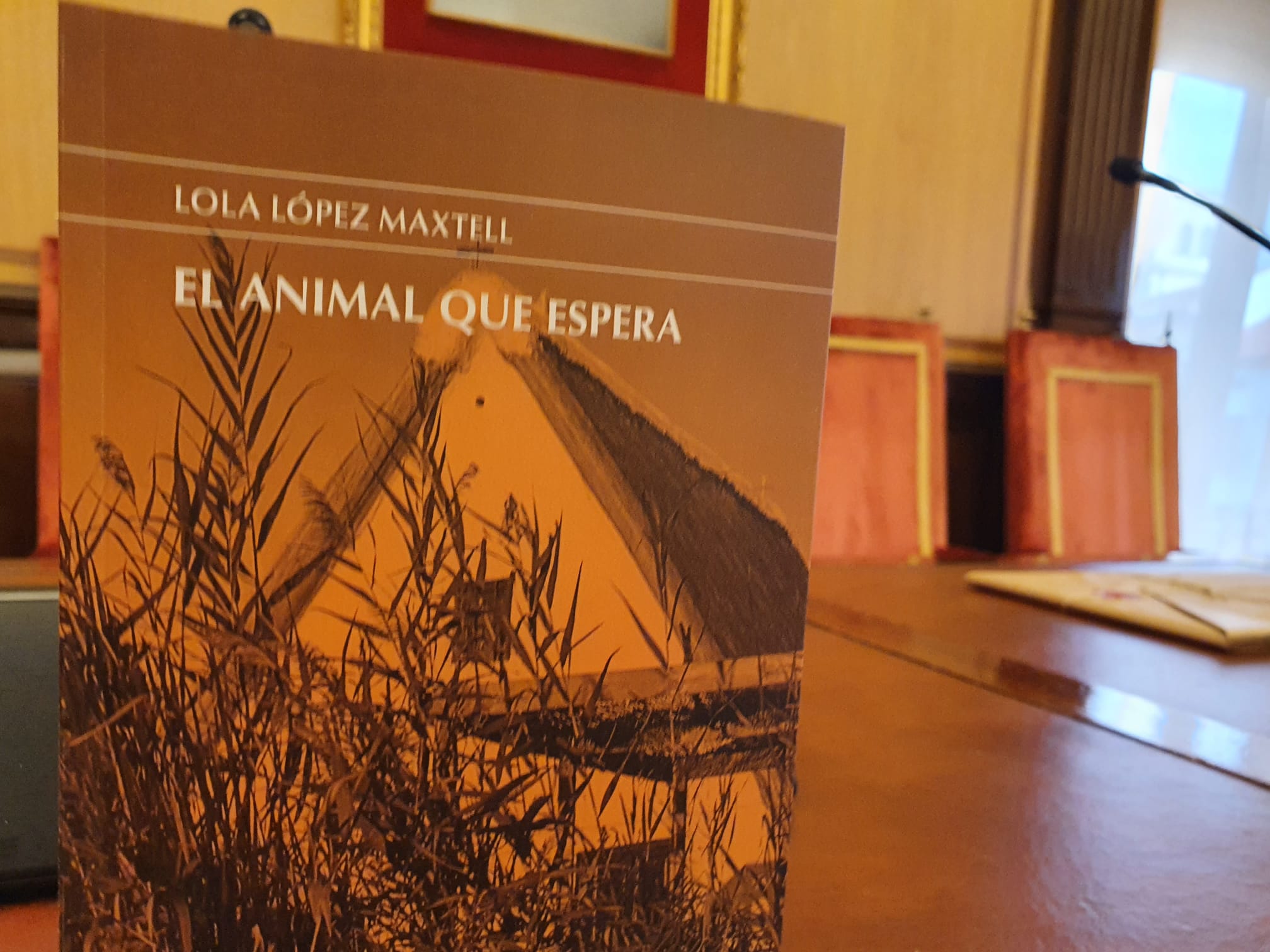 La poeta María Dolores López Maxtell recibe el galardón literario 'XVLVII Premio Nacional de Poesía Antonio González de Lama' de manos del alcalde de León, José Antonio Diez, y la concejala de Acción y Promoción Cultural, Evelia Fernández.