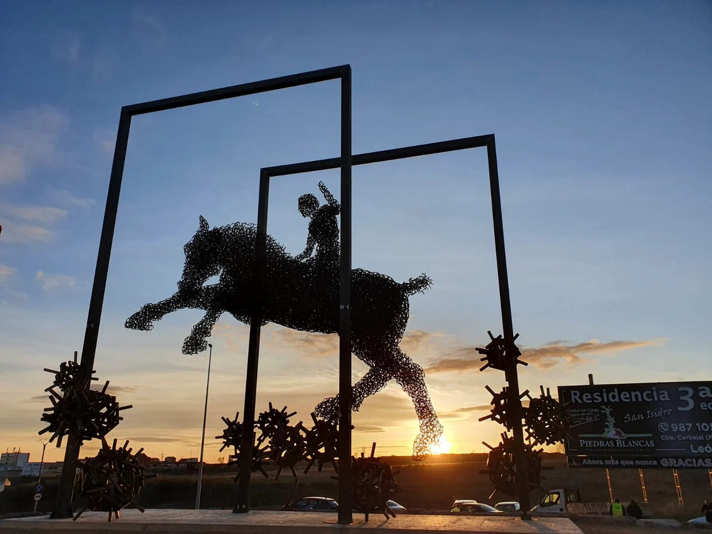 Una escultura gigante de San Jorge, con su figura luchando contra los virus, homenajea desde este viernes a los sanitarios por su dura batalla frente al virus.