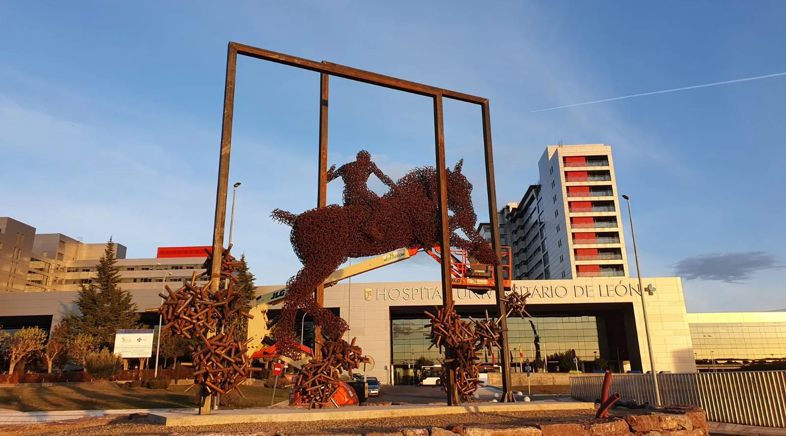 Una escultura gigante de San Jorge, con su figura luchando contra los virus, homenajea desde este viernes a los sanitarios por su dura batalla frente al virus.