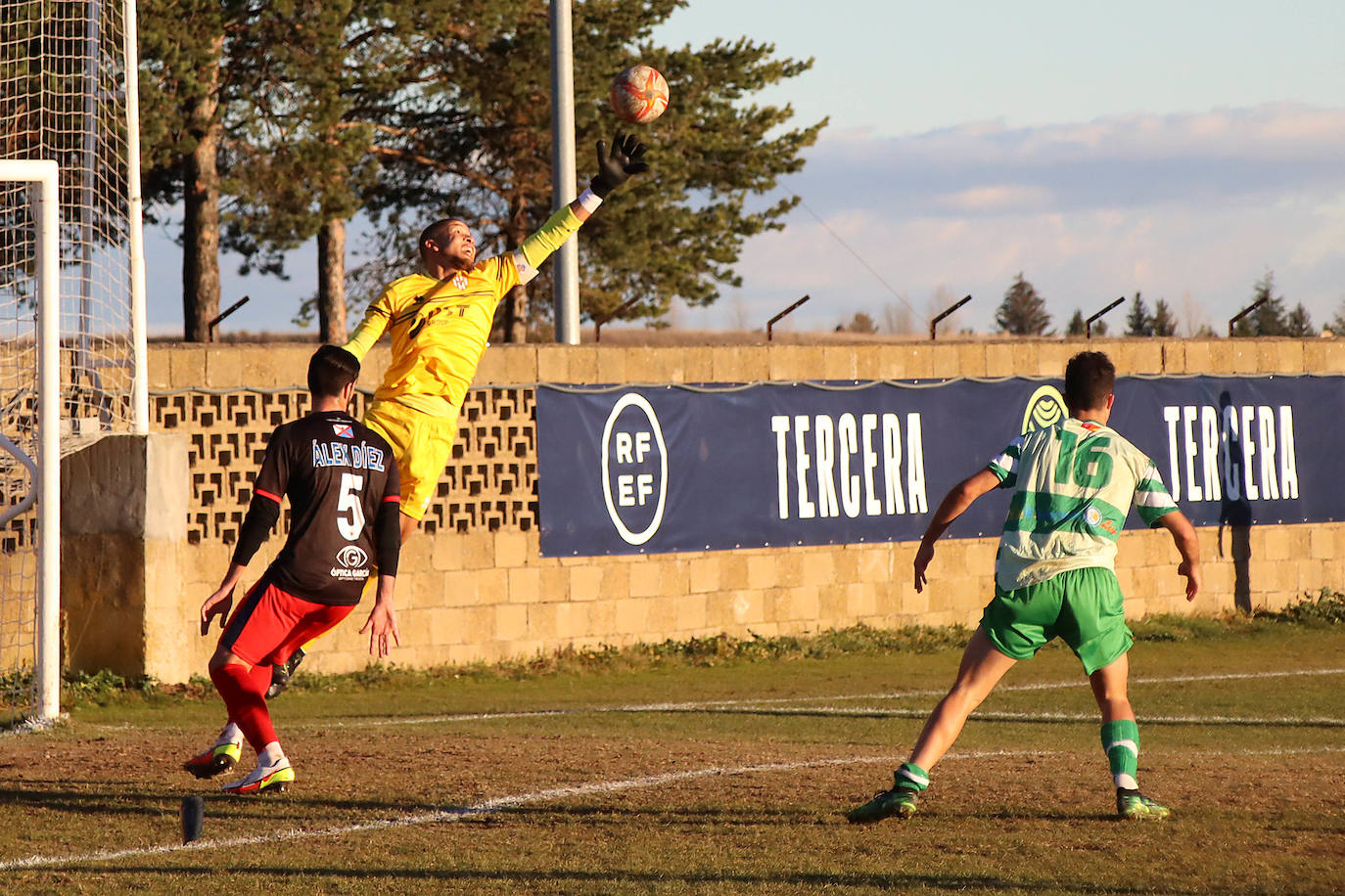 Un solitario tanto de Santín desequilibra la balanza en favor de los bercianos en un nuevo derbi provincia en la Tercera RFEF.