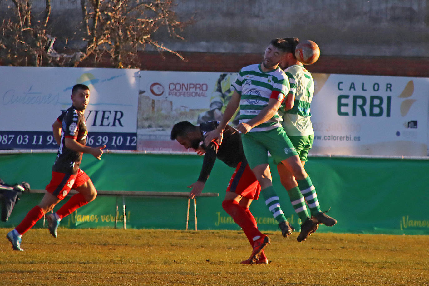 Un solitario tanto de Santín desequilibra la balanza en favor de los bercianos en un nuevo derbi provincia en la Tercera RFEF.