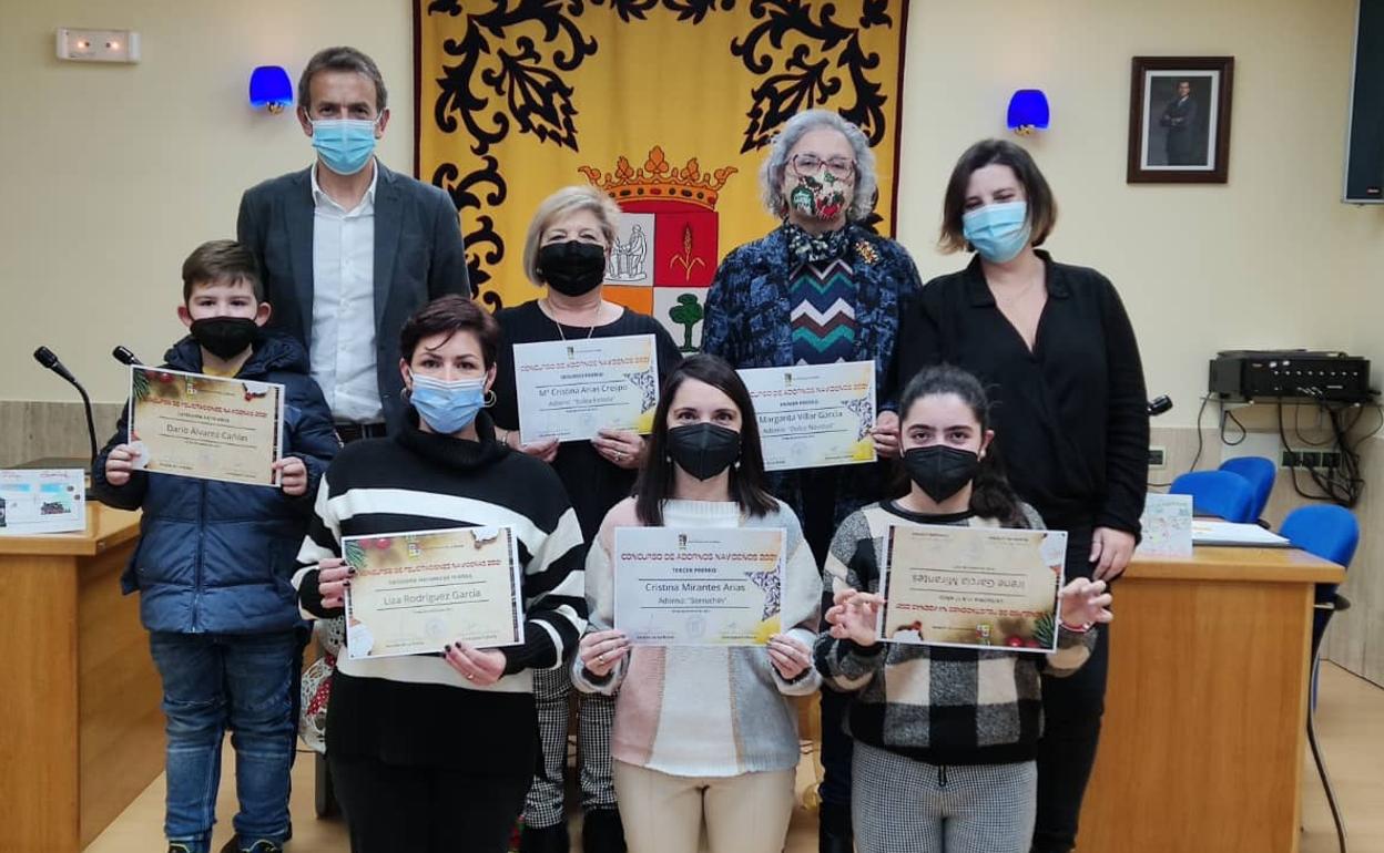 La corporación entrega los premios a los galardonados. 