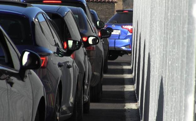 Los coches en fila esperando la realización de la prueba PCR. 