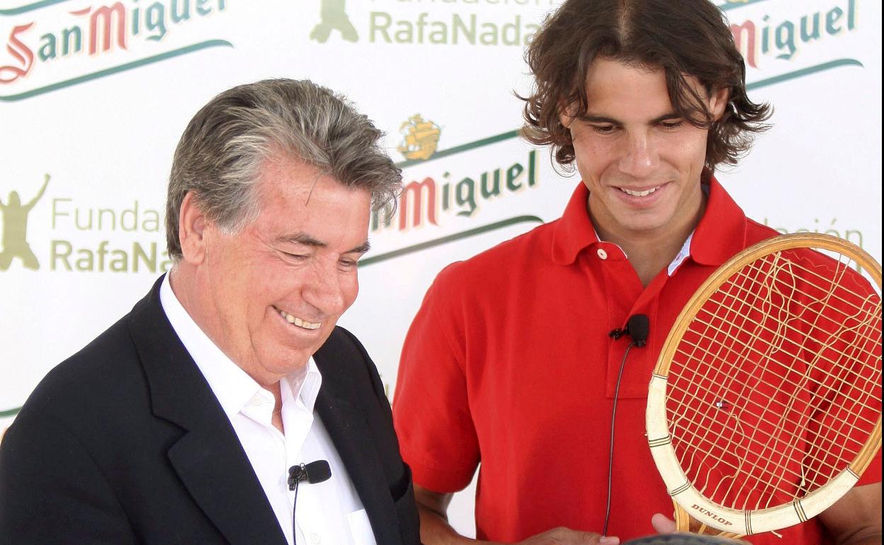 Manolo Santana, junto a Rafa Nadal. 