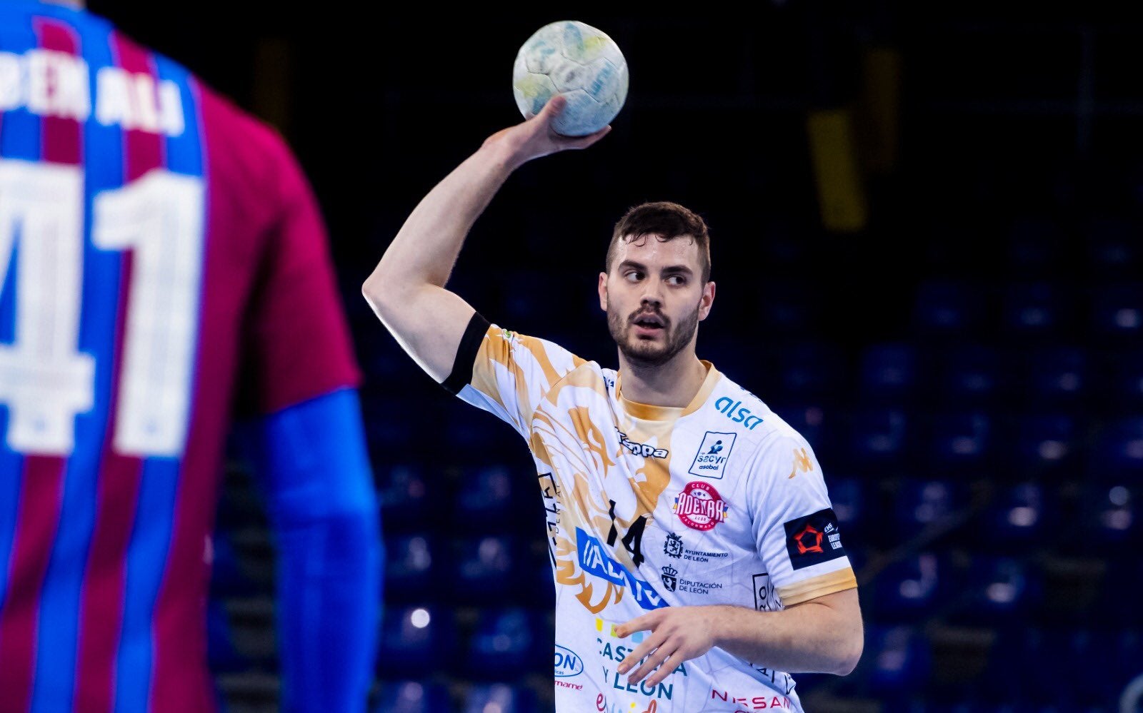 El equipo de Cadenas suma su quinta derrota consecutiva ante el líder de la categoría.