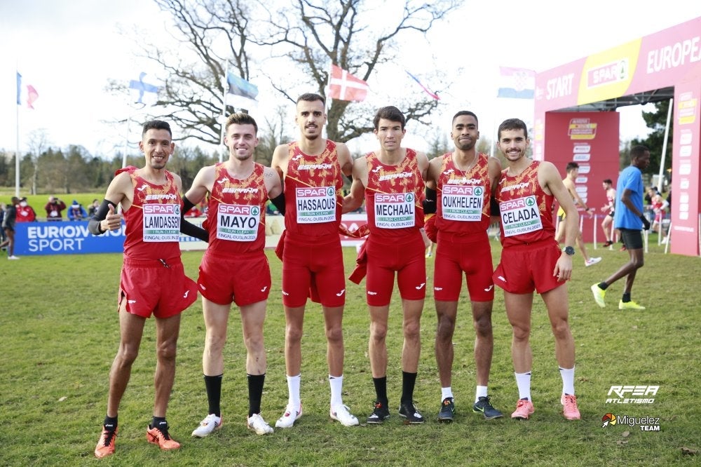 Raúl Celada (derecha) posa junto al resto de integrantes del equipo español, plata en este Campeonato de Europa de Dublín.