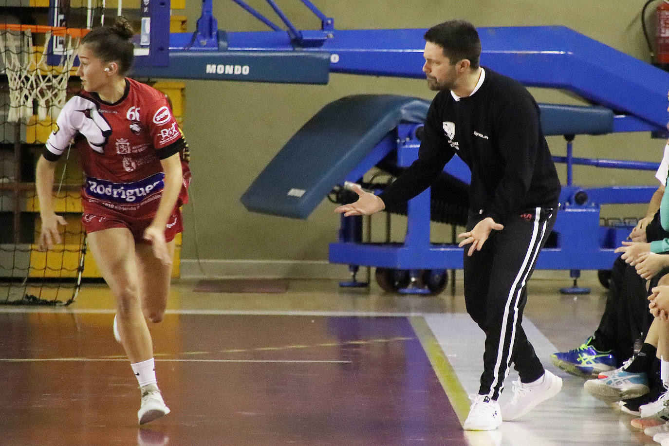 Guillermo Algorri, primer técnico del Rodríguez Cleba, anima a una de sus jugadoras.