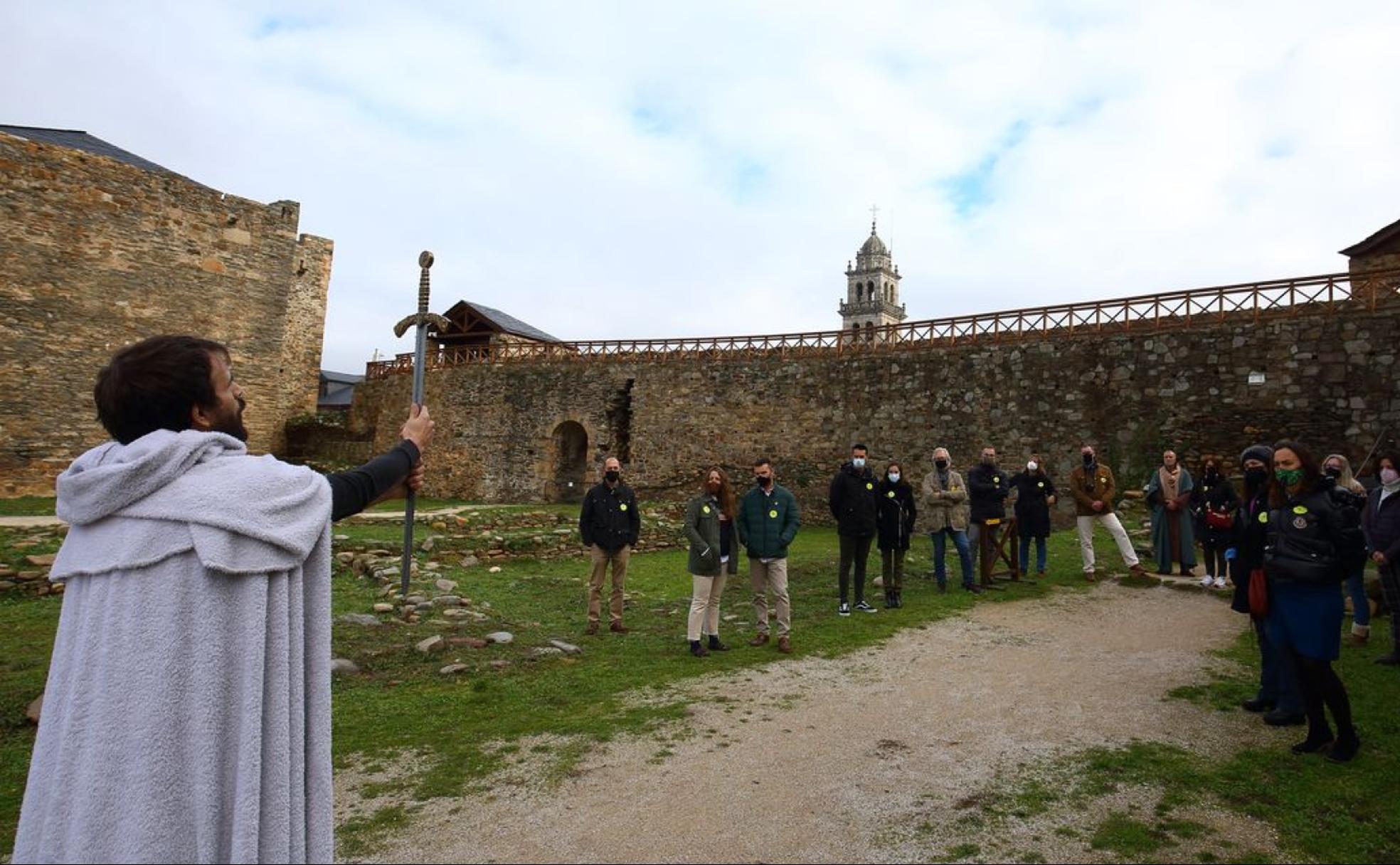 Última visita teatralizada del año en el Castillo de los Templarios de Ponferrada por la compañía teatral Conde Gatón