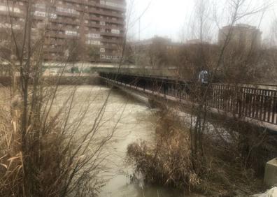 Imagen secundaria 1 - El Ayuntamiento cierra las pasarelas peatonales del río Bernesga ante el aumento de su caudal